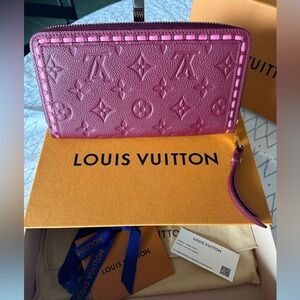 ✨sold❗️Like new Impriente Zippy Wallet✨